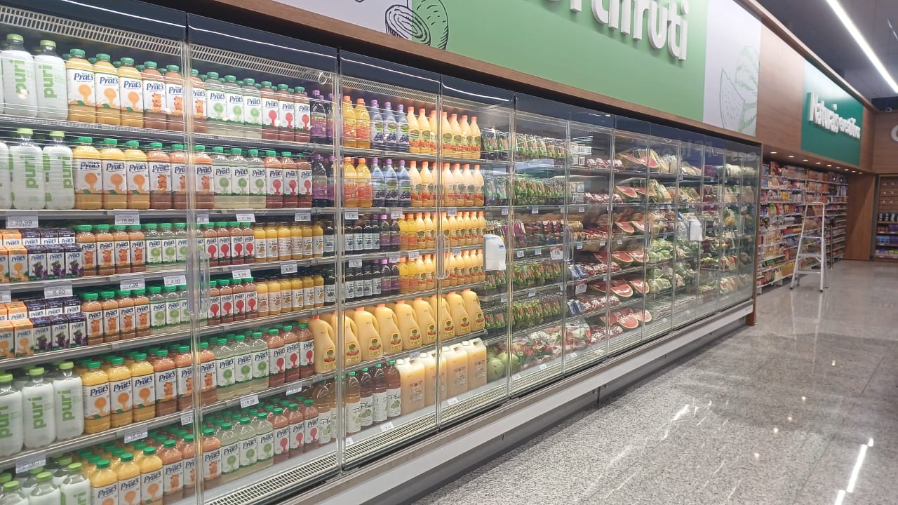 Expositores refrigerados de supermercado instalados pela Zandofrio