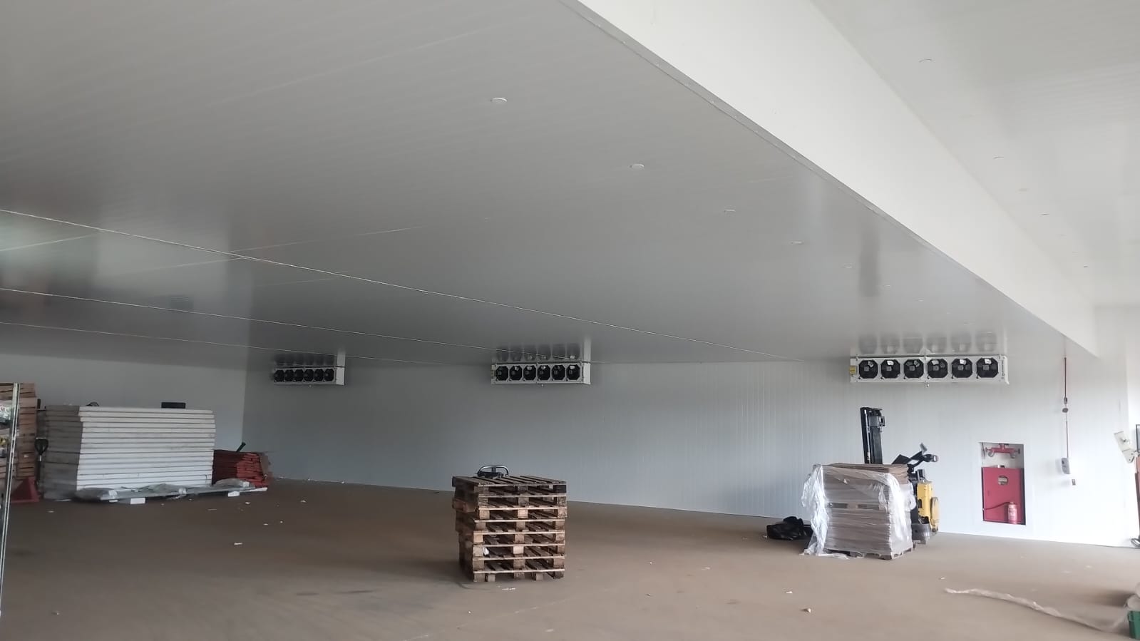 Câmara fria industrial de grande porte com evaporadores instalados pela Zandofrio